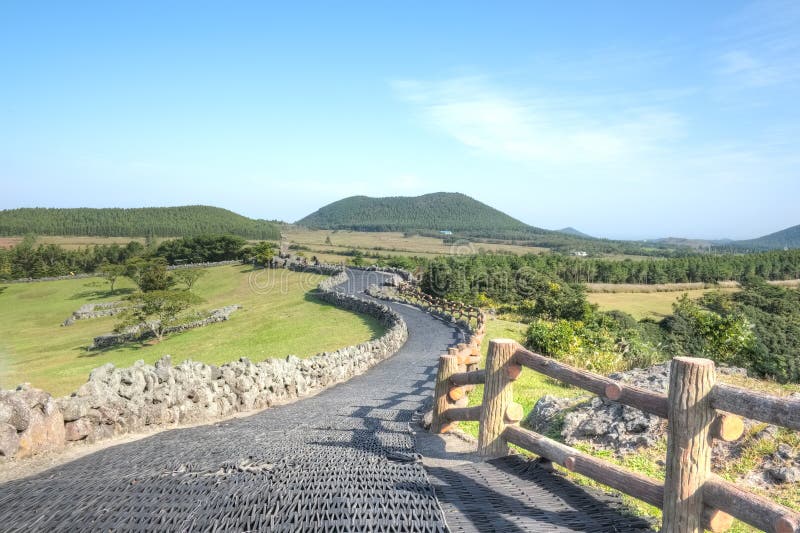 https://mdw-travel-data-us-east-1.s3.amazonaws.com/img/country/South-Korea/Sangumburi-Crater/img_04.jpg