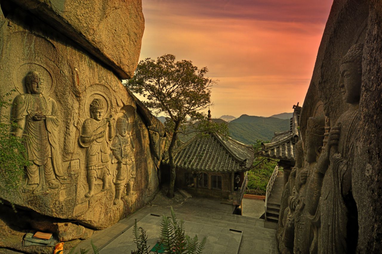 https://mdw-travel-data-us-east-1.s3.amazonaws.com/img/country/South-Korea/Seokbulsa-Temple/img_02.jpg