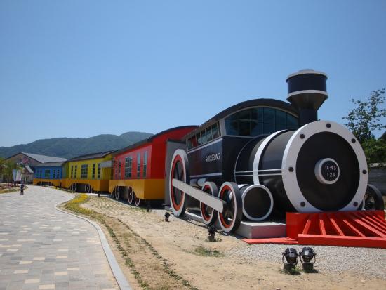 https://mdw-travel-data-us-east-1.s3.amazonaws.com/img/country/South-Korea/Seomjingang-River-Train/img_01.jpg