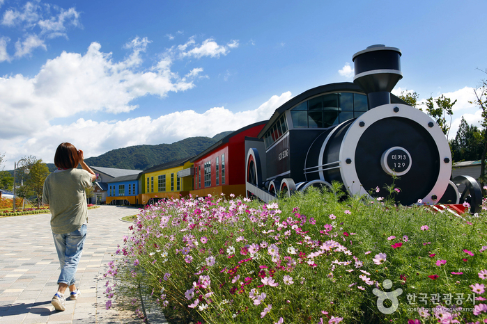 https://mdw-travel-data-us-east-1.s3.amazonaws.com/img/country/South-Korea/Seomjingang-River-Train/img_03.jpg