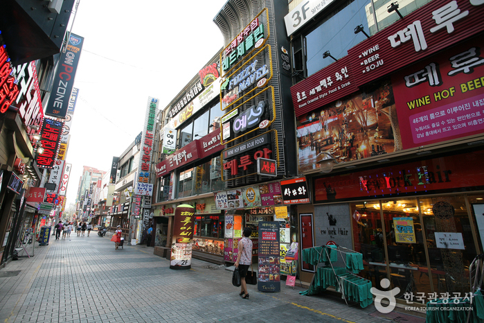 https://mdw-travel-data-us-east-1.s3.amazonaws.com/img/country/South-Korea/Seomyeon-Shopping-Street/img_03.jpg