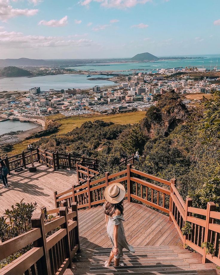 https://mdw-travel-data-us-east-1.s3.amazonaws.com/img/country/South-Korea/Seongsan-Ilchulbong-Peak/img_01.jpg