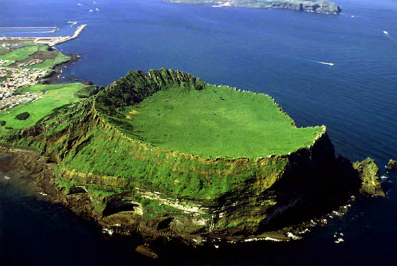 https://mdw-travel-data-us-east-1.s3.amazonaws.com/img/country/South-Korea/Seongsan-Ilchulbong-Peak/img_04.jpg