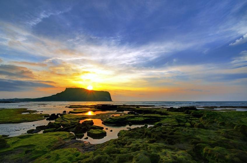 https://mdw-travel-data-us-east-1.s3.amazonaws.com/img/country/South-Korea/Seongsan-Sunrise-Park/img_00.jpg