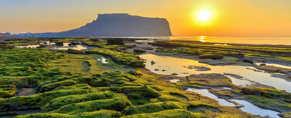 https://mdw-travel-data-us-east-1.s3.amazonaws.com/img/country/South-Korea/Seongsan-Sunrise-Park/img_01.jpg
