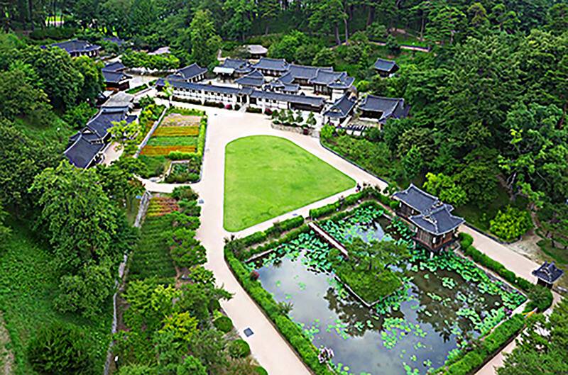 https://mdw-travel-data-us-east-1.s3.amazonaws.com/img/country/South-Korea/Seongyojang-House/img_00.jpg