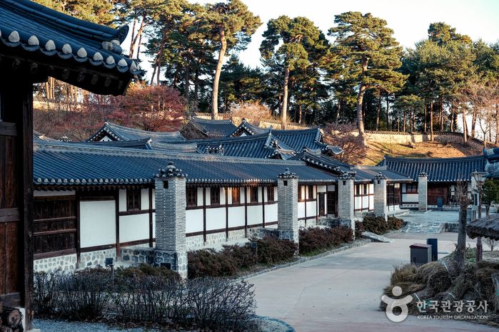 https://mdw-travel-data-us-east-1.s3.amazonaws.com/img/country/South-Korea/Seongyojang-House/img_01.jpg