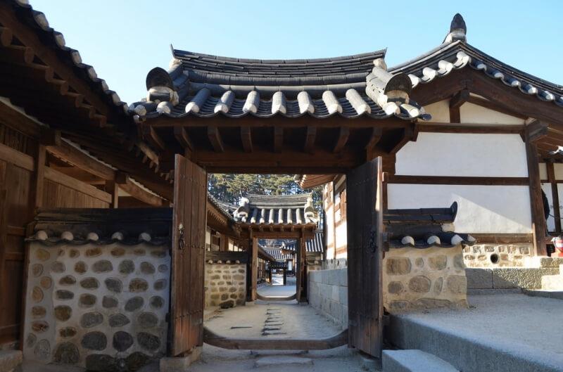 https://mdw-travel-data-us-east-1.s3.amazonaws.com/img/country/South-Korea/Seongyojang-House/img_02.jpg