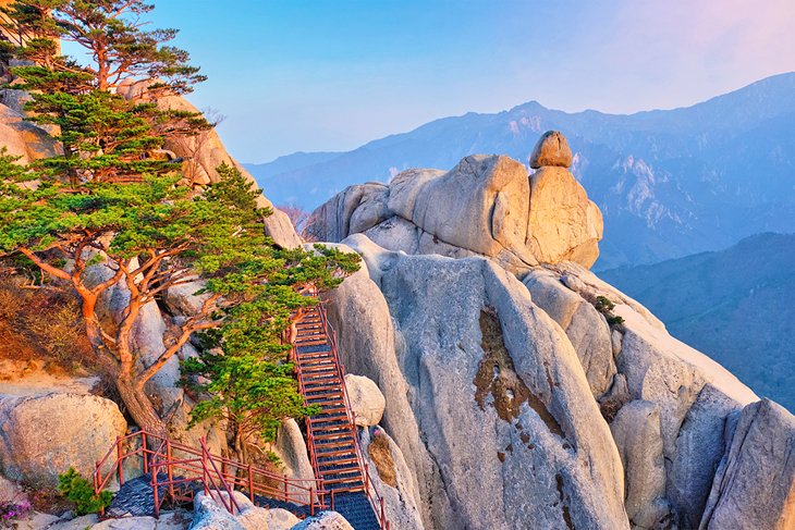 https://mdw-travel-data-us-east-1.s3.amazonaws.com/img/country/South-Korea/Seoraksan-National-Park/img_02.jpg
