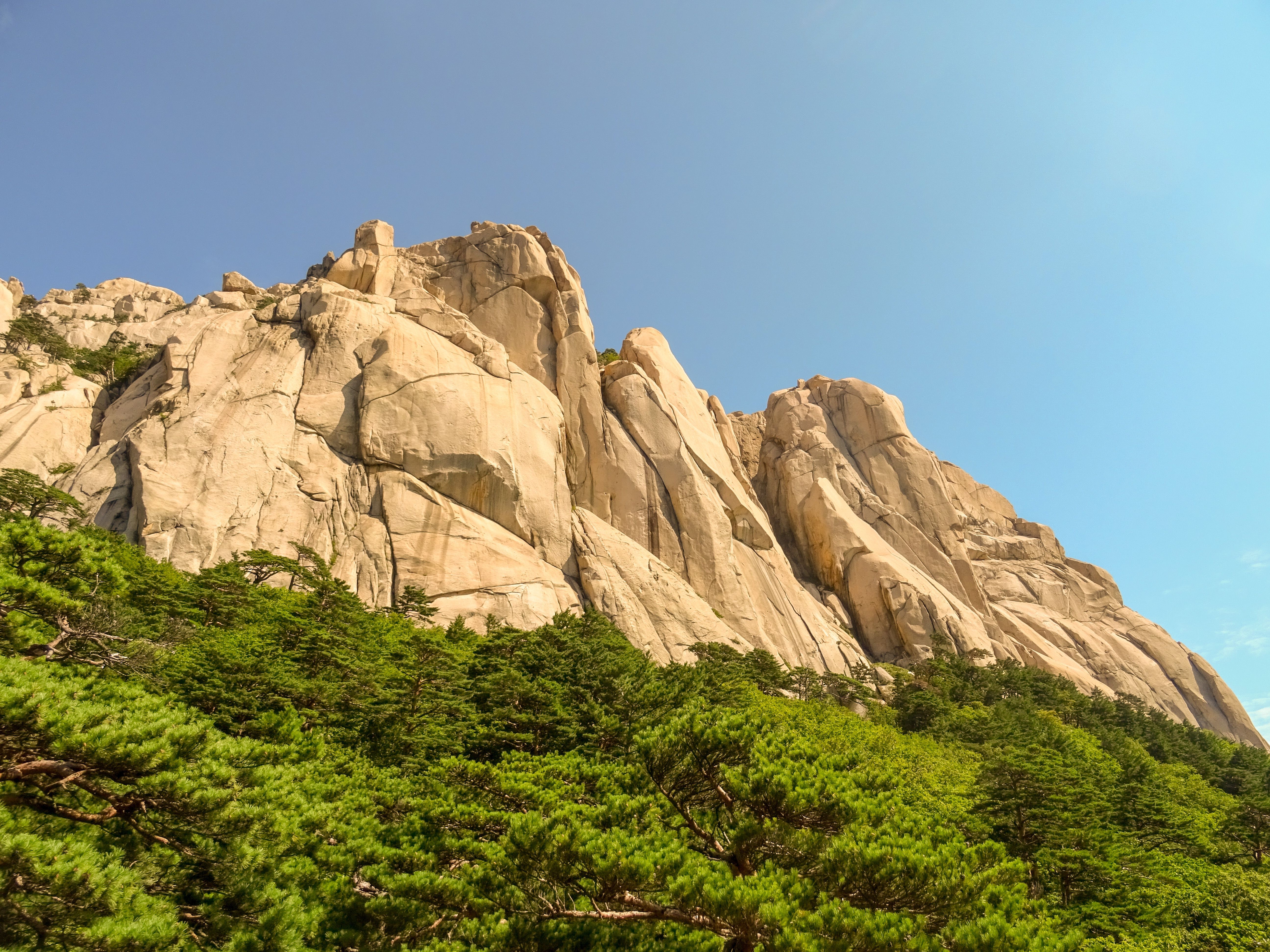 https://mdw-travel-data-us-east-1.s3.amazonaws.com/img/country/South-Korea/Seoraksan-National-Park/img_03.jpg