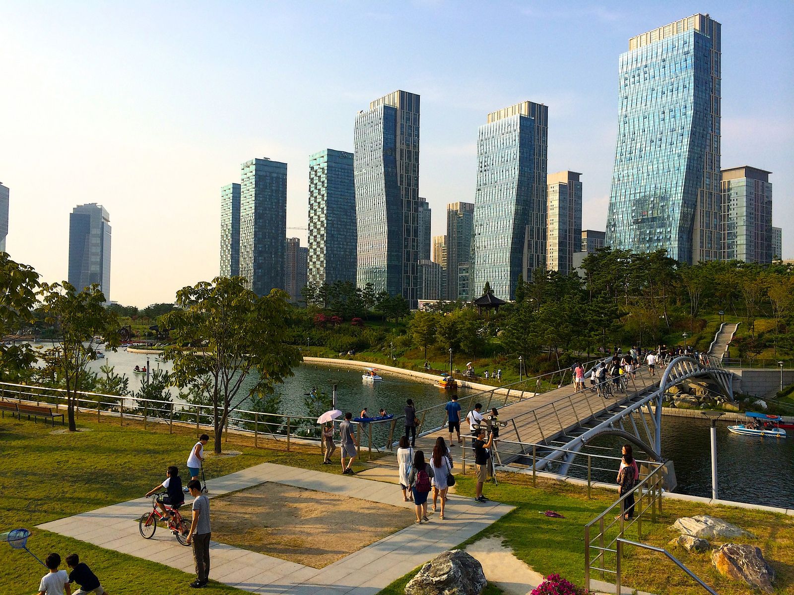 https://mdw-travel-data-us-east-1.s3.amazonaws.com/img/country/South-Korea/Songdo-Central-Park/img_01.jpg