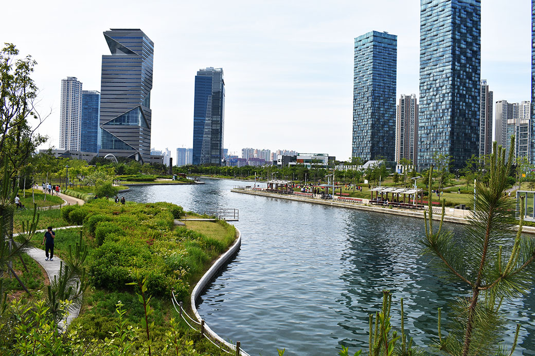 https://mdw-travel-data-us-east-1.s3.amazonaws.com/img/country/South-Korea/Songdo-Central-Park/img_03.jpg