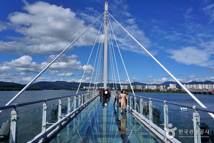https://mdw-travel-data-us-east-1.s3.amazonaws.com/img/country/South-Korea/Soyanggang-Skywalk/img_01.jpg