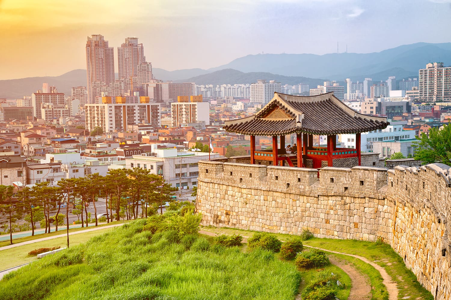https://mdw-travel-data-us-east-1.s3.amazonaws.com/img/country/South-Korea/Suwon-Fortress/img_01.jpg