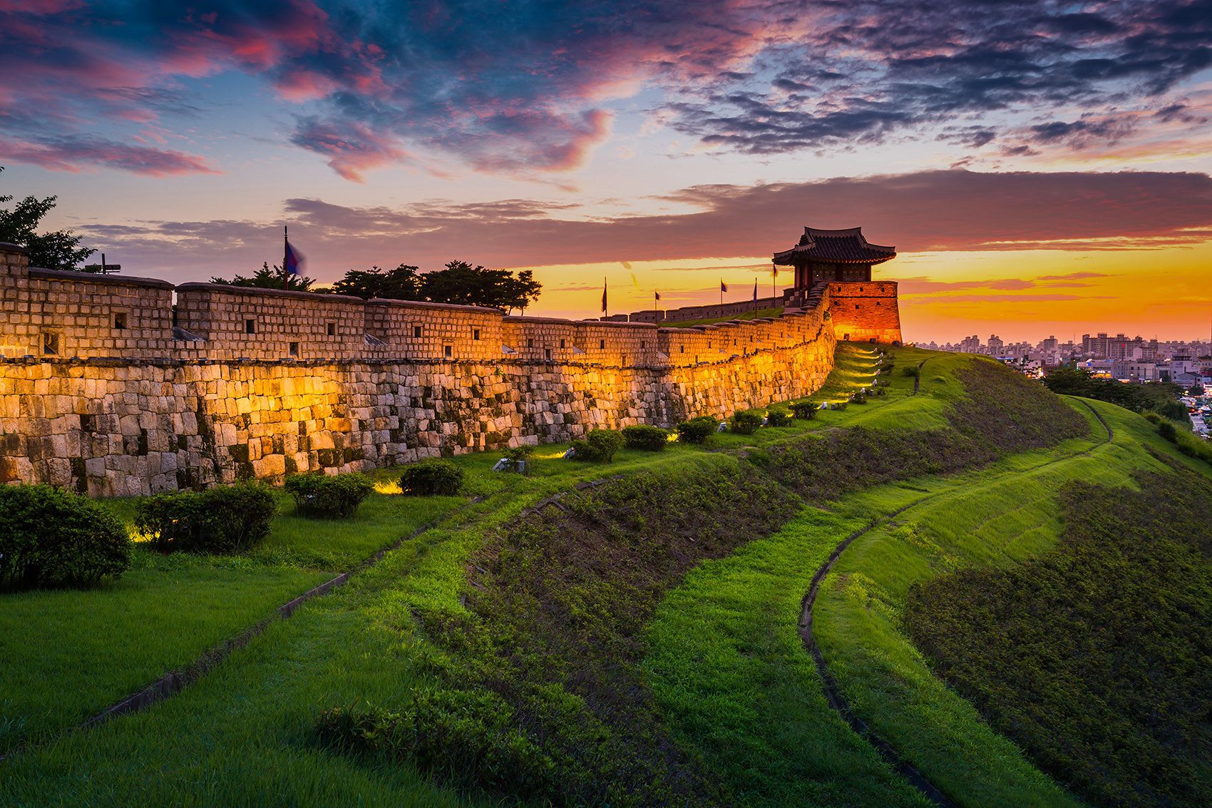 https://mdw-travel-data-us-east-1.s3.amazonaws.com/img/country/South-Korea/Suwon-Hwaseong-Fortress/img_01.jpg