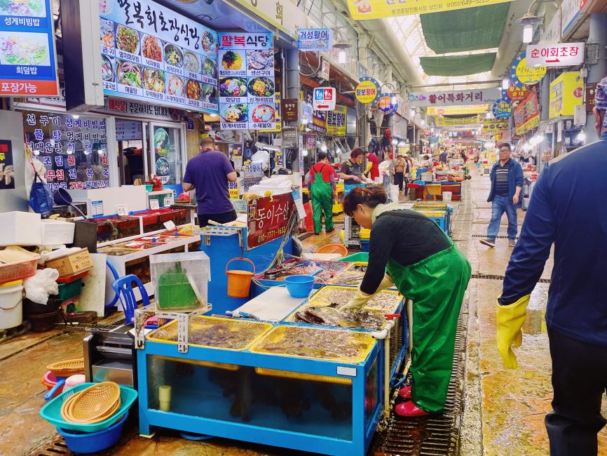 https://mdw-travel-data-us-east-1.s3.amazonaws.com/img/country/South-Korea/Tongyeong-Jungang-Market/img_02.jpg