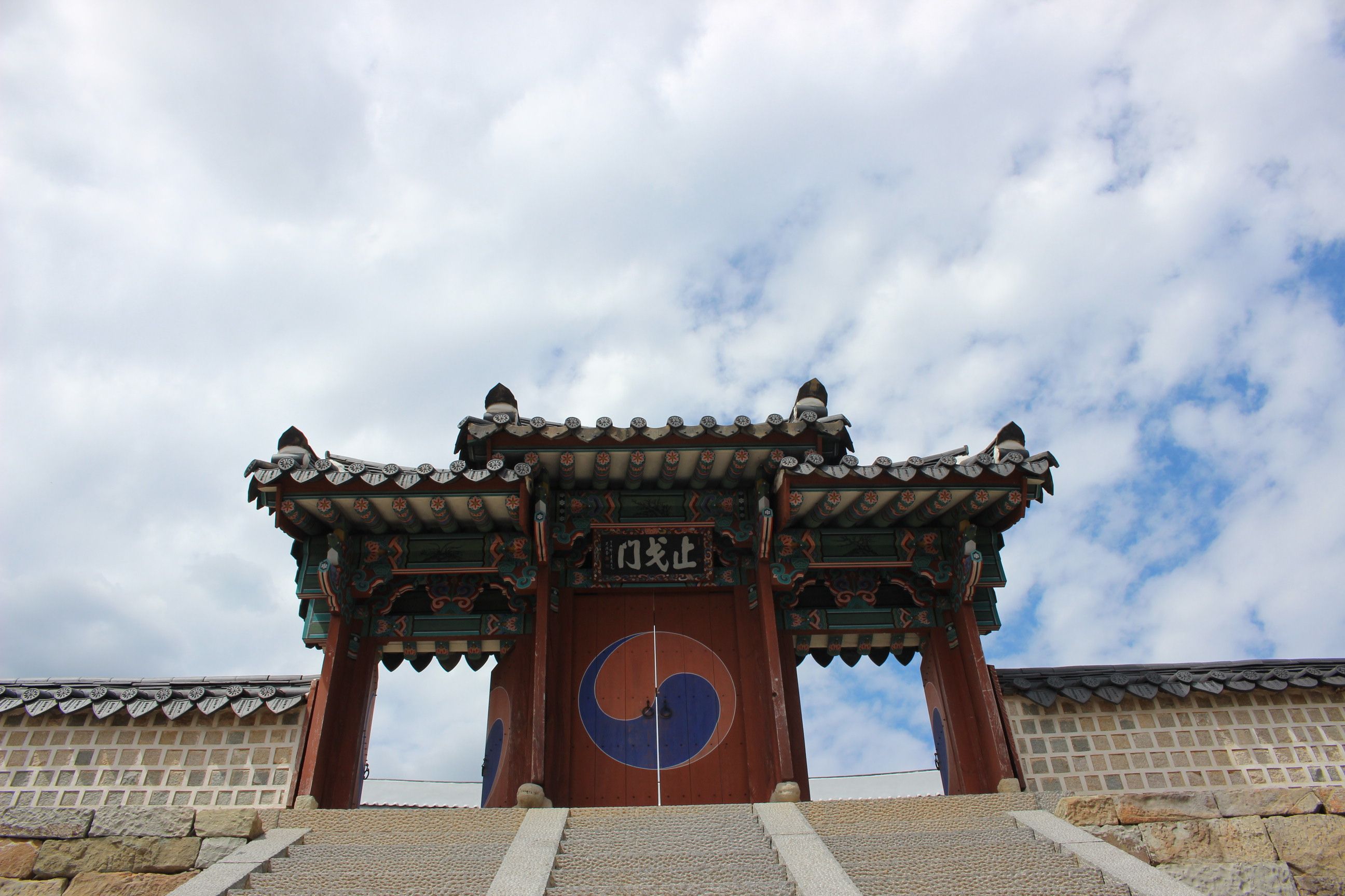https://mdw-travel-data-us-east-1.s3.amazonaws.com/img/country/South-Korea/Tongyeong-Sebyeonggwan-Hall/img_03.jpg