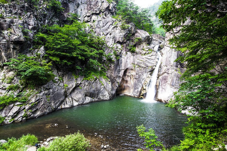 https://mdw-travel-data-us-east-1.s3.amazonaws.com/img/country/South-Korea/Tosansu-Waterfall/img_01.jpg