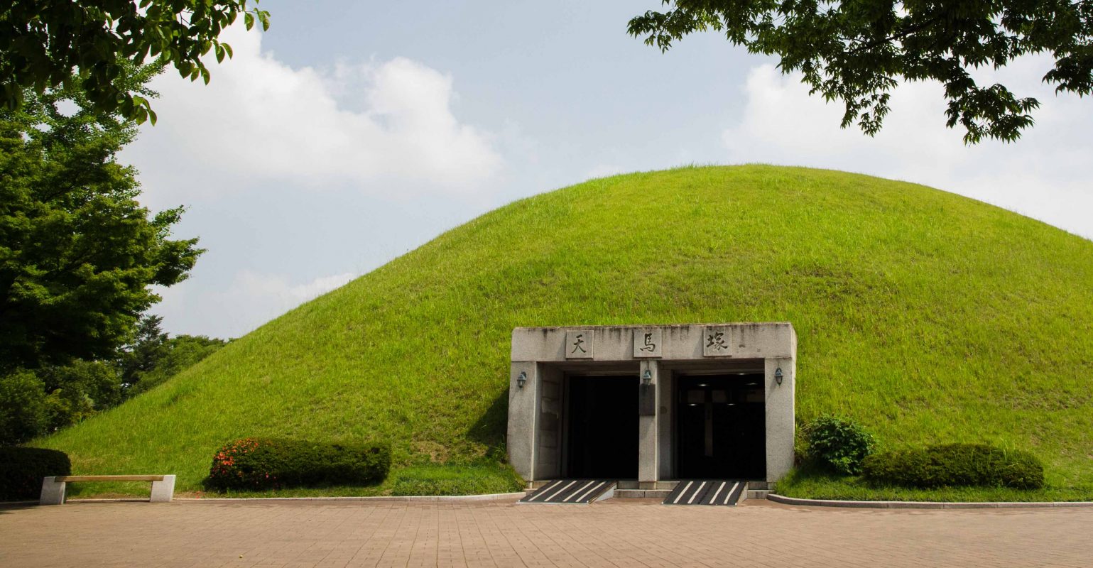 https://mdw-travel-data-us-east-1.s3.amazonaws.com/img/country/South-Korea/Tumuli-Park/img_01.jpg