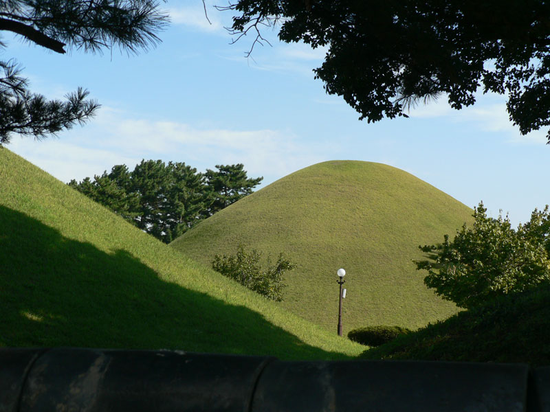 https://mdw-travel-data-us-east-1.s3.amazonaws.com/img/country/South-Korea/Tumuli-Park/img_02.jpg