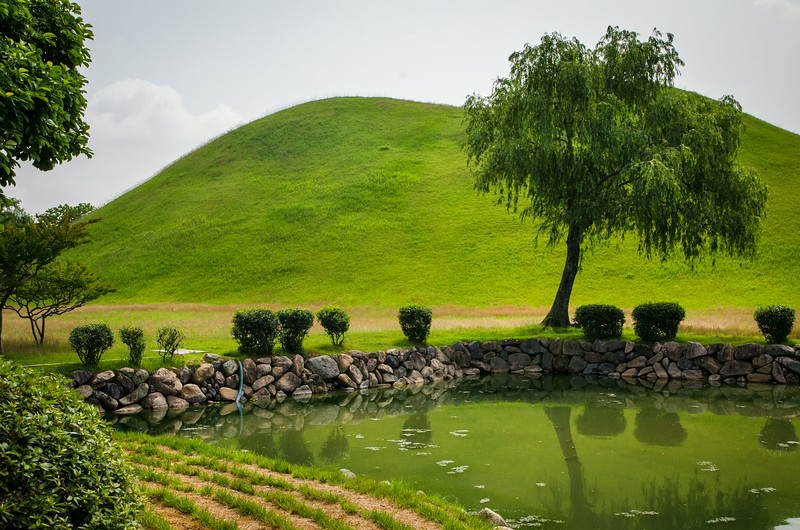 https://mdw-travel-data-us-east-1.s3.amazonaws.com/img/country/South-Korea/Tumuli-Park/img_03.jpg