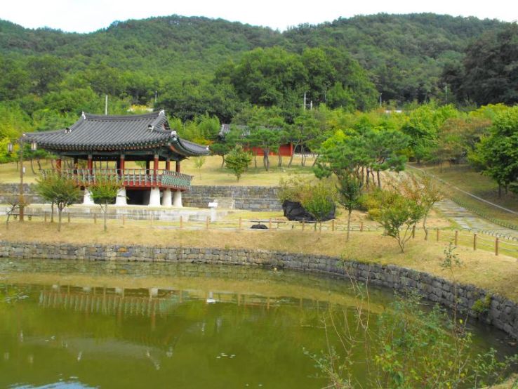 https://mdw-travel-data-us-east-1.s3.amazonaws.com/img/country/South-Korea/Uam-Historical-Park/img_01.jpg