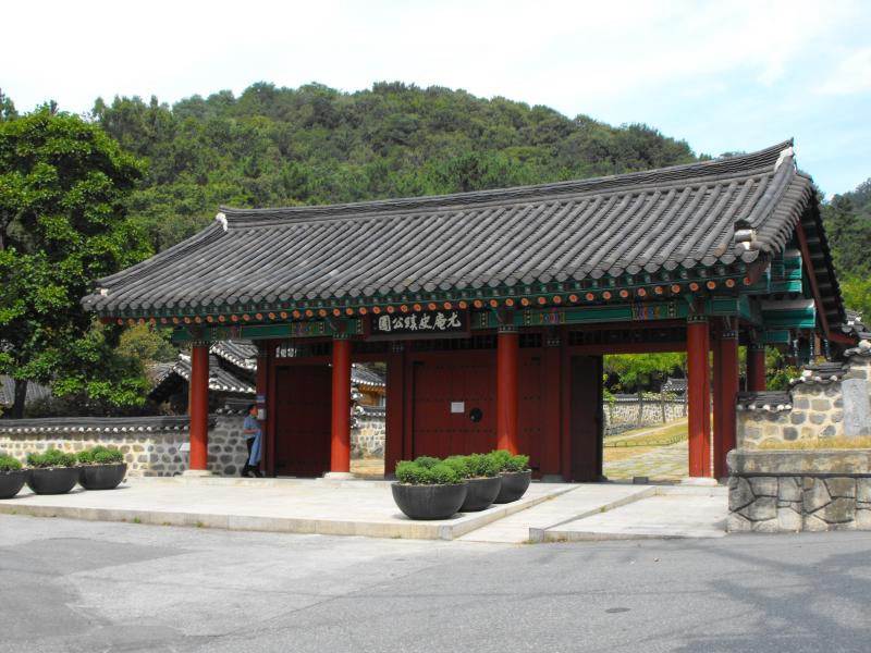 https://mdw-travel-data-us-east-1.s3.amazonaws.com/img/country/South-Korea/Uam-Historical-Park/img_03.jpg