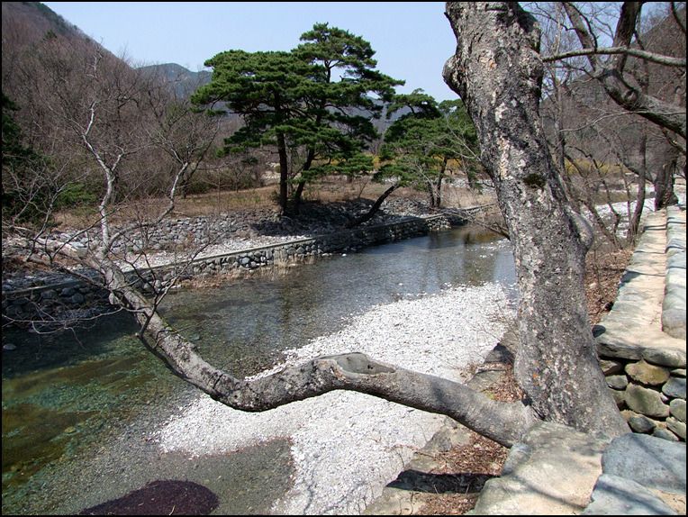 https://mdw-travel-data-us-east-1.s3.amazonaws.com/img/country/South-Korea/Unmunsa-Temple/img_03.jpg