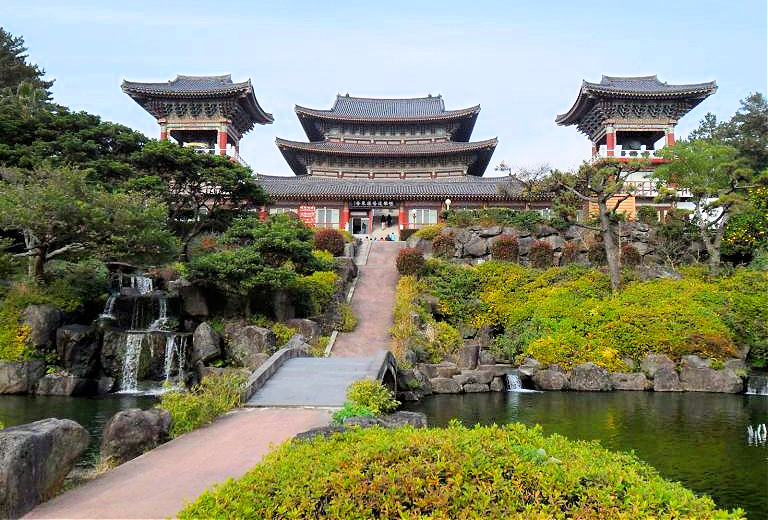 https://mdw-travel-data-us-east-1.s3.amazonaws.com/img/country/South-Korea/Yakcheonsa-Temple/img_01.jpg