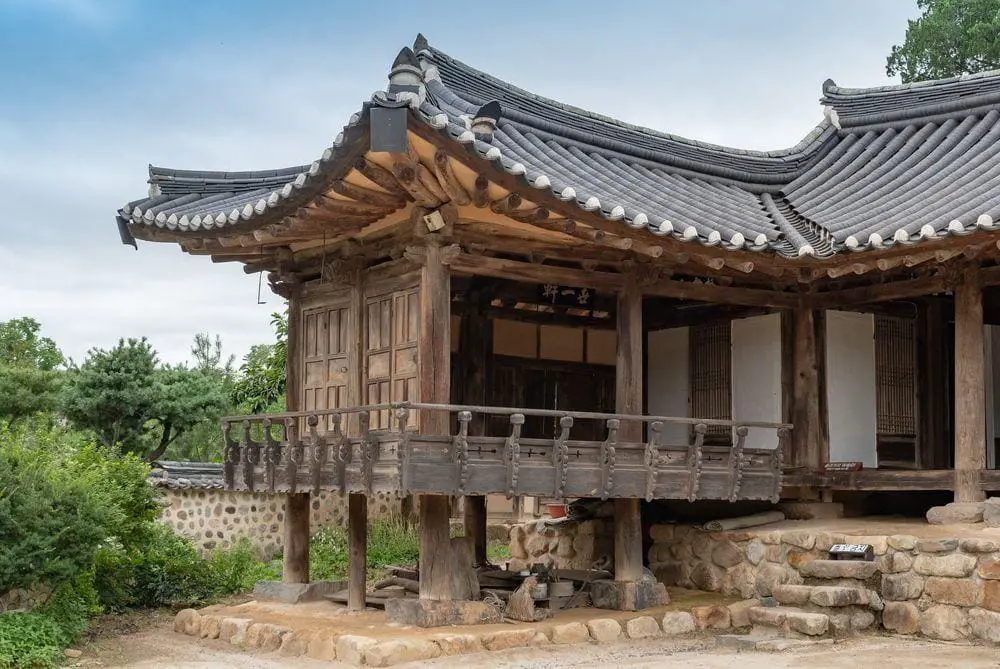 https://mdw-travel-data-us-east-1.s3.amazonaws.com/img/country/South-Korea/Yangdong-Folk-Village/img_01.jpg