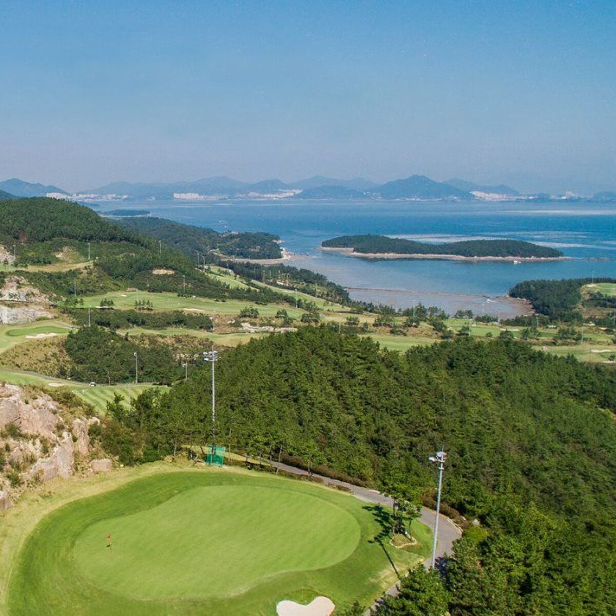 https://mdw-travel-data-us-east-1.s3.amazonaws.com/img/country/South-Korea/Yeosu-Montbell-Golf-Club/img_02.jpg