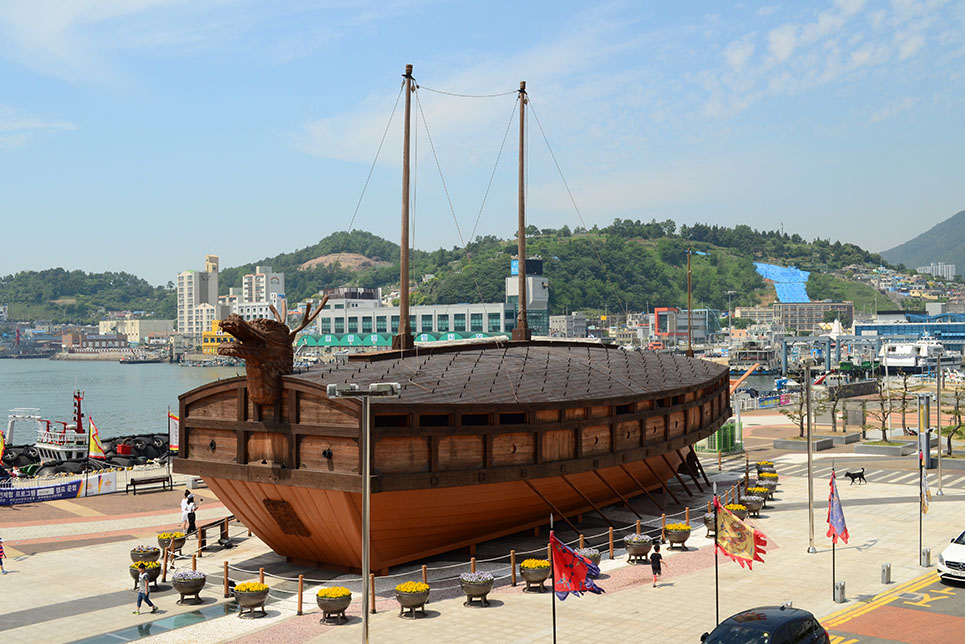 https://mdw-travel-data-us-east-1.s3.amazonaws.com/img/country/South-Korea/Yeosu-Turtle-Ship/img_01.jpg
