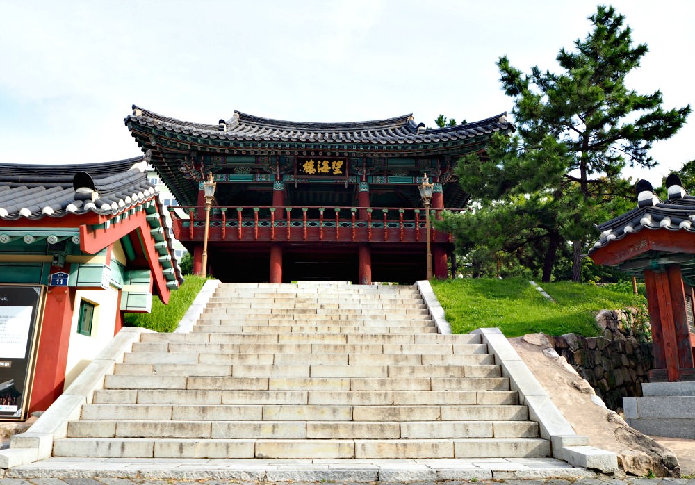 https://mdw-travel-data-us-east-1.s3.amazonaws.com/img/country/South-Korea/Yeosu:-Jinnamgwan-Hall/img_01.jpg