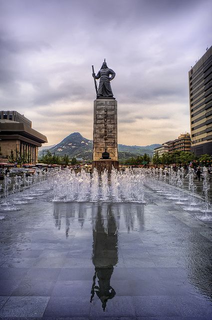 https://mdw-travel-data-us-east-1.s3.amazonaws.com/img/country/South-Korea/Yi-Sun-Shin-Square/img_02.jpg