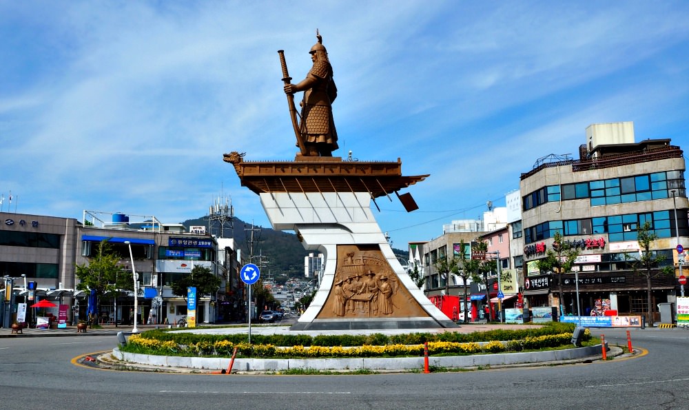 https://mdw-travel-data-us-east-1.s3.amazonaws.com/img/country/South-Korea/Yi-Sun-sin-Square/img_01.jpg