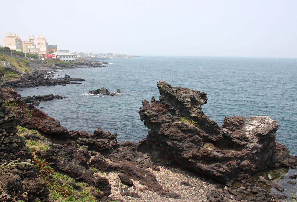 https://mdw-travel-data-us-east-1.s3.amazonaws.com/img/country/South-Korea/Yongduam-Rock/img_01.jpg