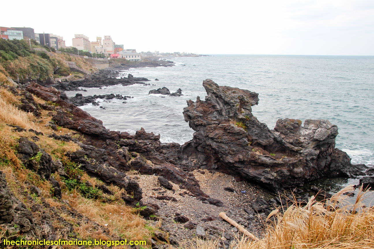https://mdw-travel-data-us-east-1.s3.amazonaws.com/img/country/South-Korea/Yongduam-Rock/img_02.jpg