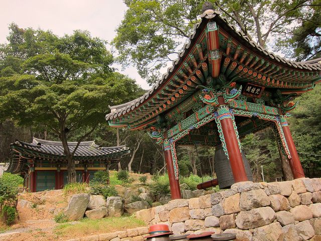 https://mdw-travel-data-us-east-1.s3.amazonaws.com/img/country/South-Korea/Yonggungsa-Temple/img_01.jpg