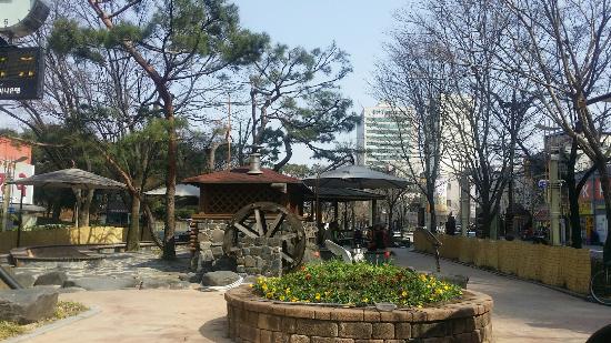 https://mdw-travel-data-us-east-1.s3.amazonaws.com/img/country/South-Korea/Yuseong-Hot-Springs-Public-Outdoor-Bath/img_02.jpg