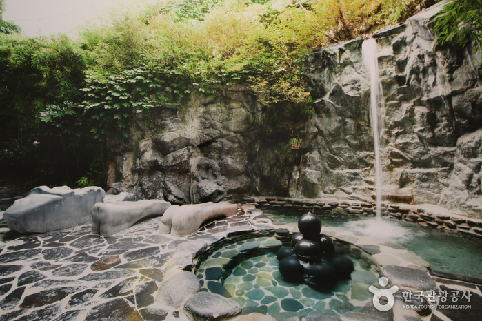 https://mdw-travel-data-us-east-1.s3.amazonaws.com/img/country/South-Korea/Yuseong-Hot-Springs/img_00.jpg