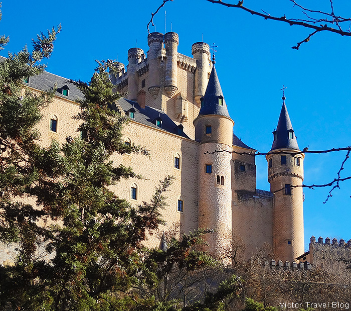 https://mdw-travel-data-us-east-1.s3.amazonaws.com/img/country/Spain/Alcazar-of-Segovia/img_02.jpg