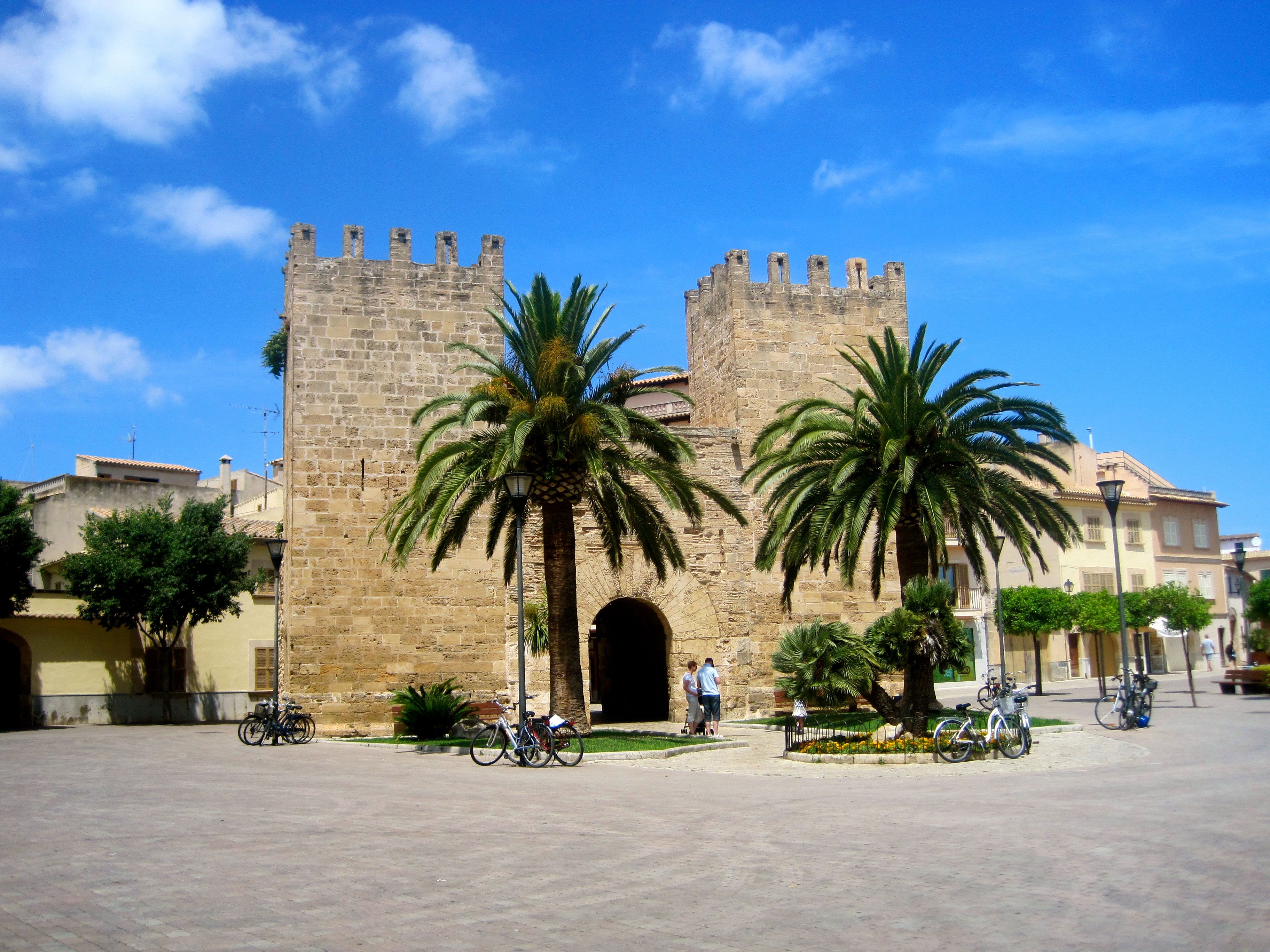 https://mdw-travel-data-us-east-1.s3.amazonaws.com/img/country/Spain/Alcudia-Old-Town/img_00.jpg
