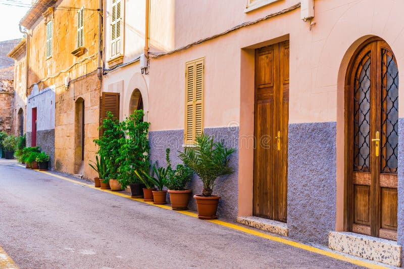 https://mdw-travel-data-us-east-1.s3.amazonaws.com/img/country/Spain/Alcudia-Old-Town/img_02.jpg