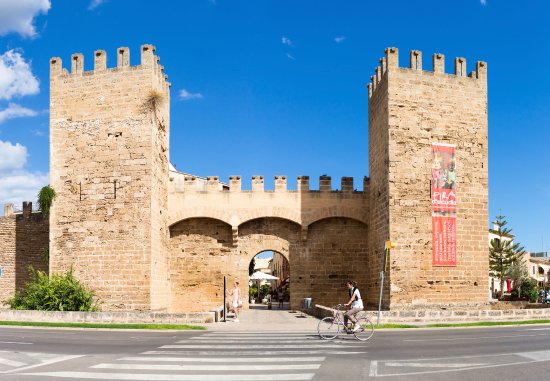 https://mdw-travel-data-us-east-1.s3.amazonaws.com/img/country/Spain/Alcudia-Old-Town/img_03.jpg