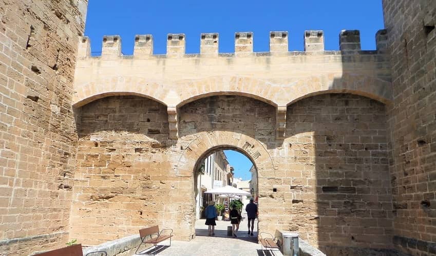 https://mdw-travel-data-us-east-1.s3.amazonaws.com/img/country/Spain/Alcudia-Old-Town/img_05.jpg