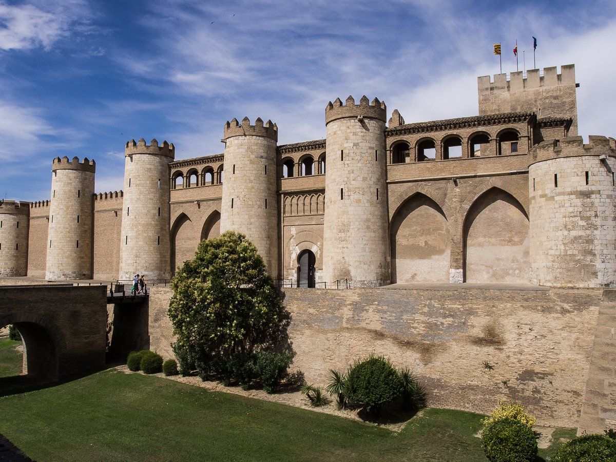 https://mdw-travel-data-us-east-1.s3.amazonaws.com/img/country/Spain/Aljaferia-Palace/img_04.jpg