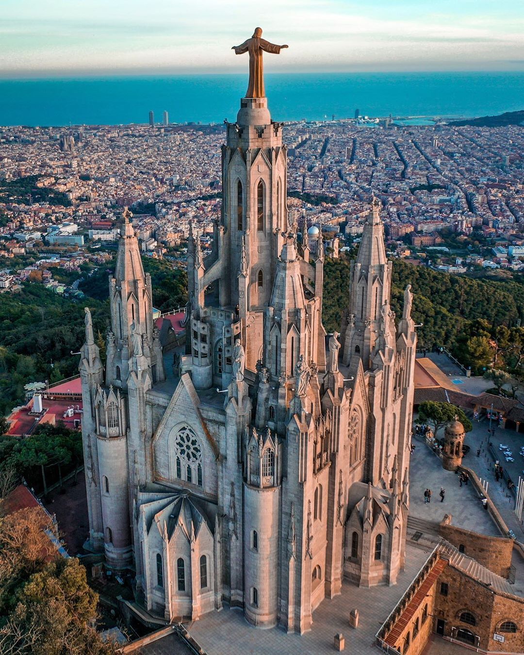 https://mdw-travel-data-us-east-1.s3.amazonaws.com/img/country/Spain/Almudin/img_02.jpg