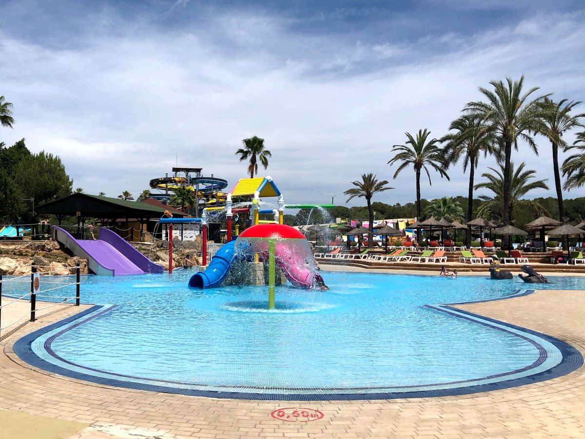 https://mdw-travel-data-us-east-1.s3.amazonaws.com/img/country/Spain/Aqualand-El-Arenal/img_05.jpg