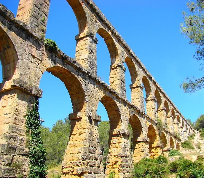 https://mdw-travel-data-us-east-1.s3.amazonaws.com/img/country/Spain/Aqueduct-of-Tarragona/img_01.jpg