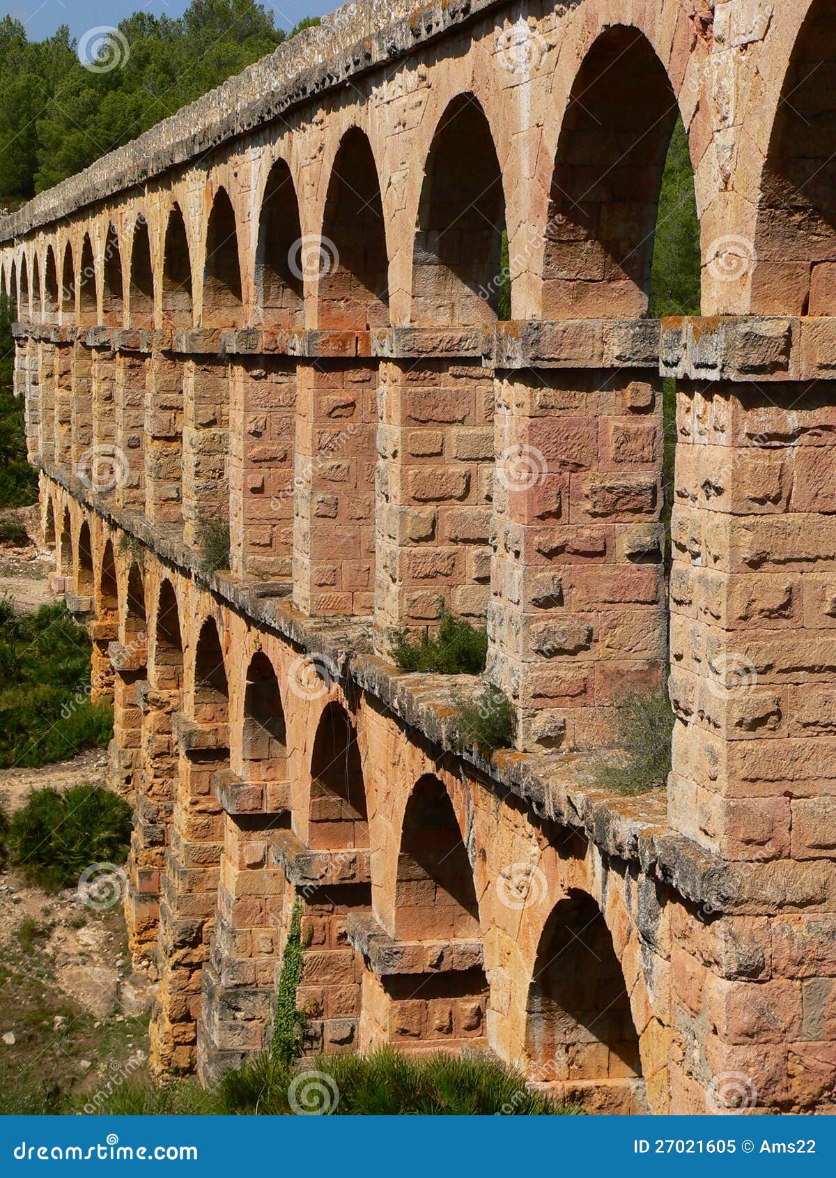 https://mdw-travel-data-us-east-1.s3.amazonaws.com/img/country/Spain/Aqueduct-of-Tarragona/img_02.jpg
